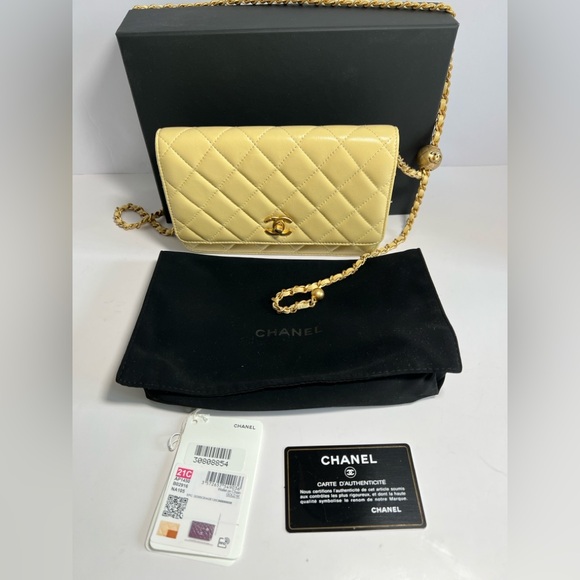 Chanel Yellow Crossbody Bag Wallet with Quilted Design - Picture 3 of 8